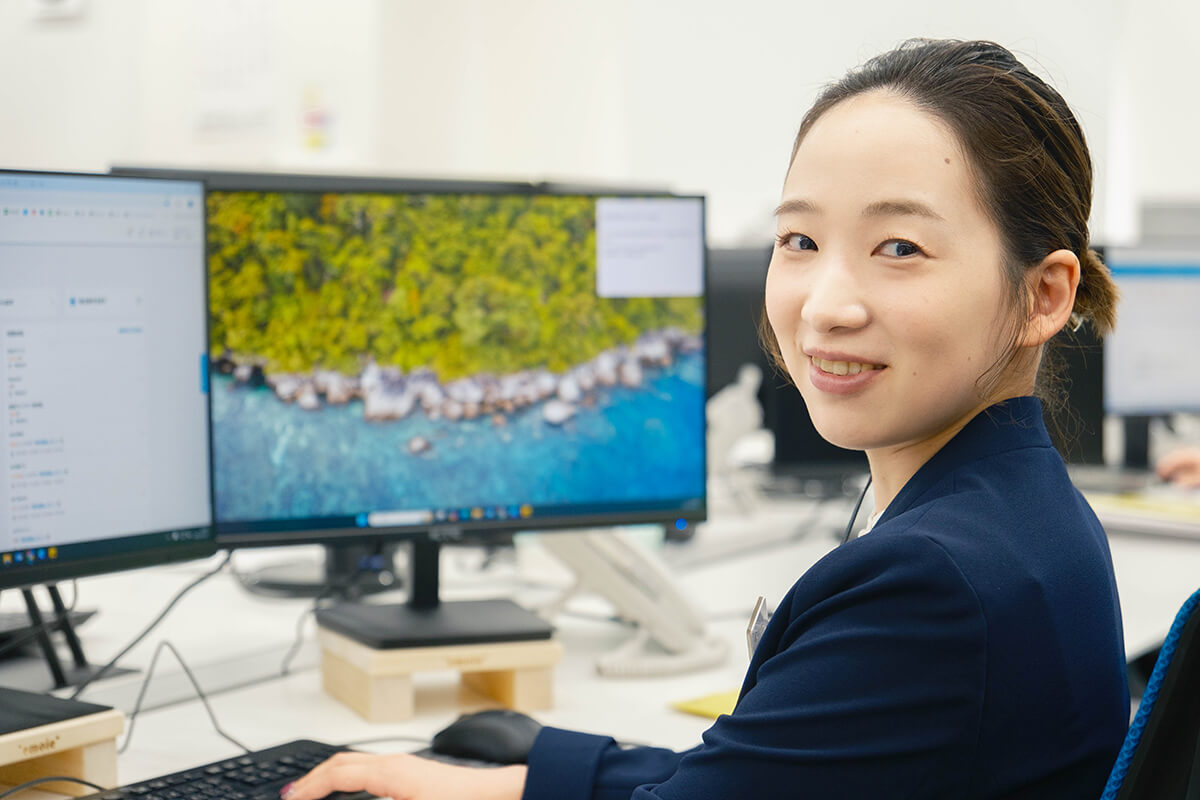 WEB戦略課の社員がデスクで仕事をする様子